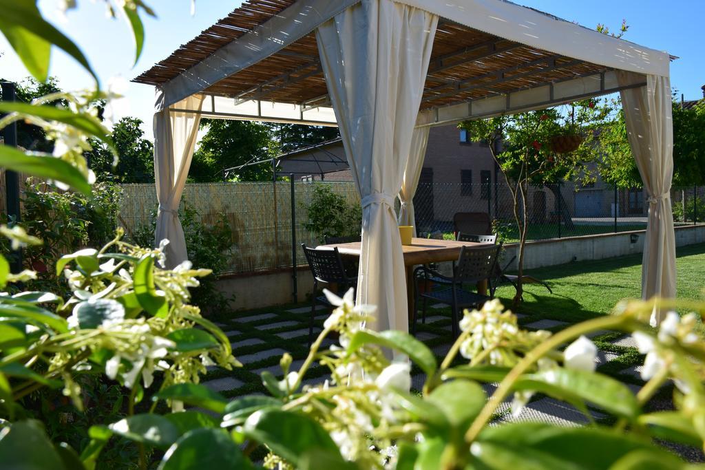 Апартаменты La Piccola Loggia Торрита-ди-Сьена Экстерьер фото